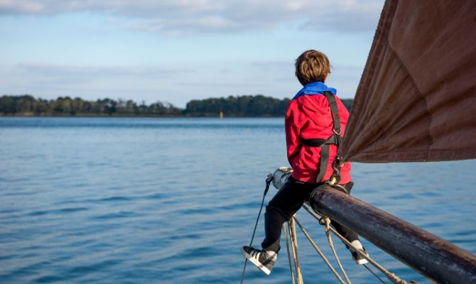 jeune garçon à bord d'un voilier - étude nautisme Next
