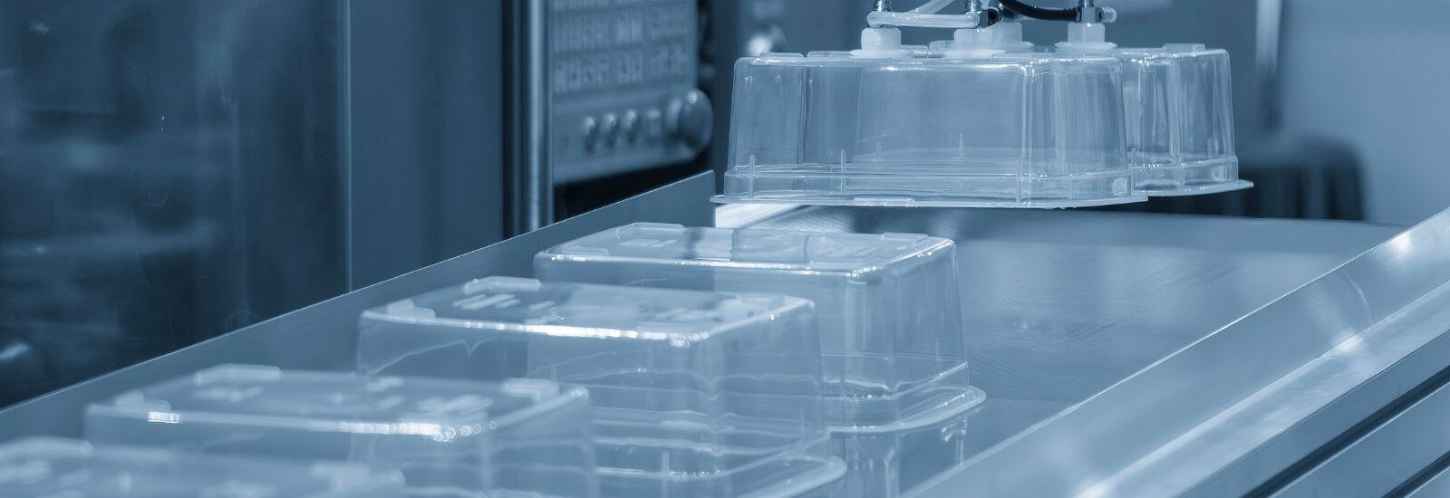 emballages agroalimentaires sur un tapis roulant