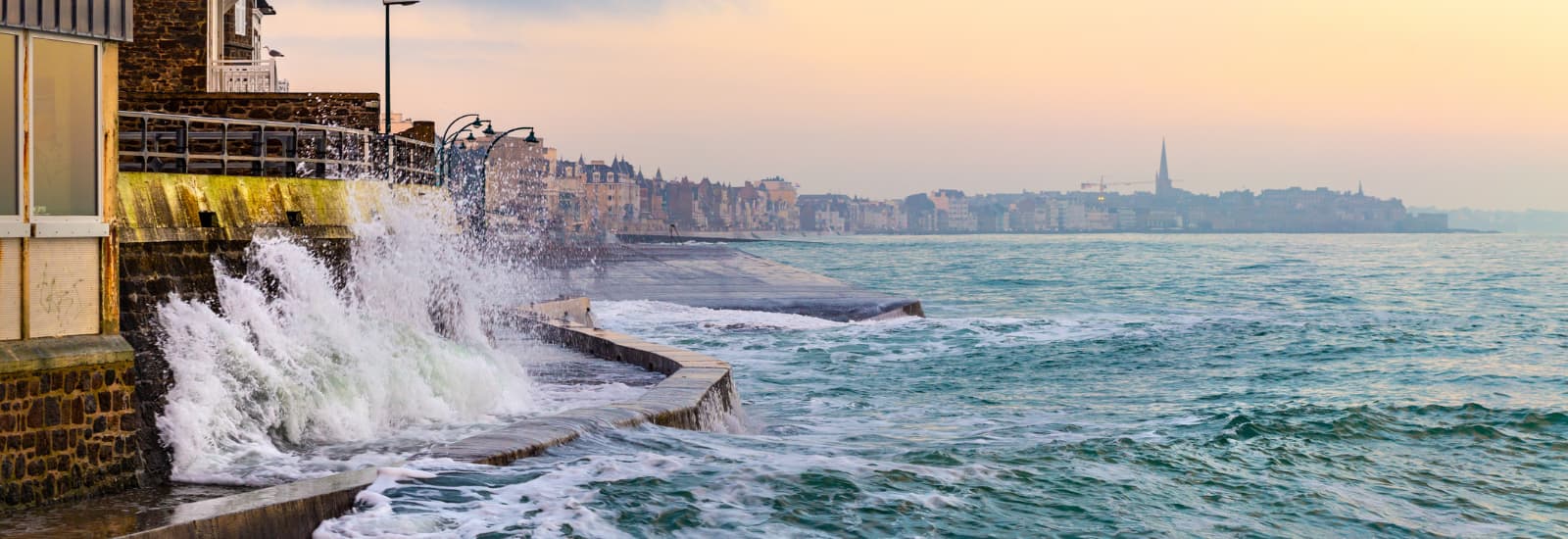 vagues frappant saint-malo Interreg Europe ADAPTO