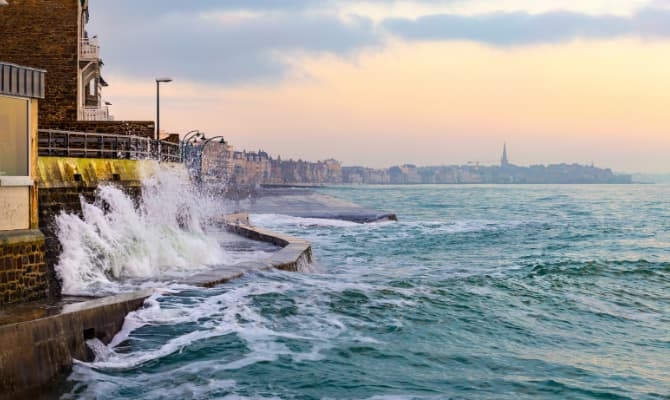 vagues frappant saint-malo Interreg Europe ADAPTO