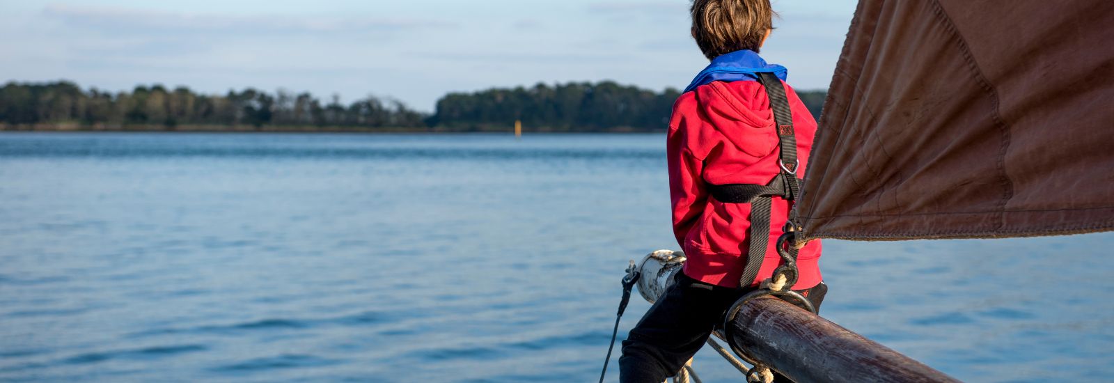 jeune garçon à bord d'un voilier - étude nautisme Next