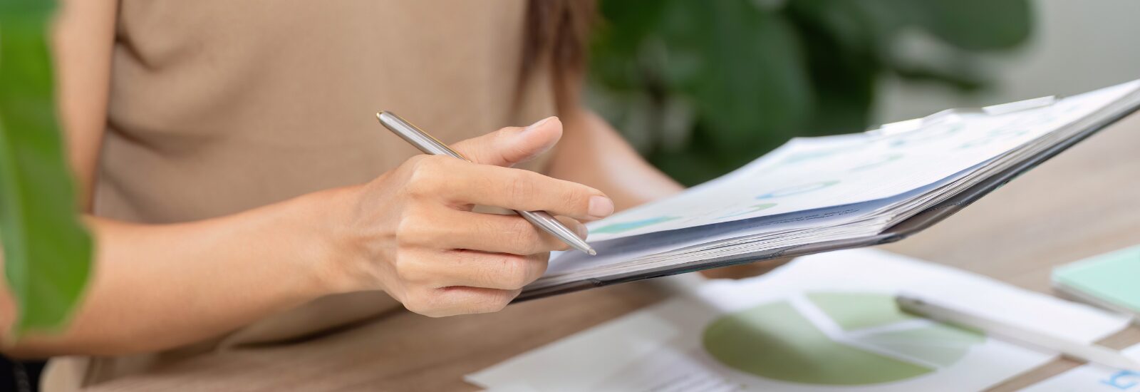 image d'illustration d'une personne prenant des notes csrd en bretagne